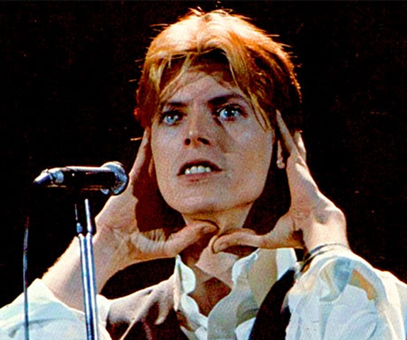 A aniscoria é caracterizada pela diferença no tamanho das pupilas. No caso de Bowie, ele sofreu um ferimento no olho esquerdo em decorrência de uma briga na adolescência, o que resultou em uma pupila permanentemente dilatada nesse olho.
 Reprodução: Flipar