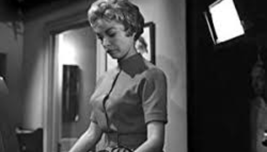 Apesar de na época já existirem filmes em cores, Hitchcock decidiu filmar em preto e branco para que o filme fosse menos chocante para o público e o mais barato possível. Reprodução: Flipar