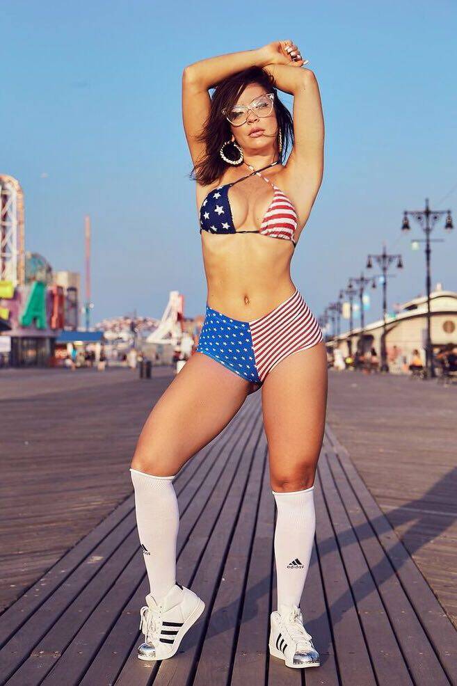 Denise Dias faz homenagem aos Estados Unidos usando um biquíni sexy e exibindo seu corpo perfeito em Coney Island. Foto: Divulgação/Sergio Borchet