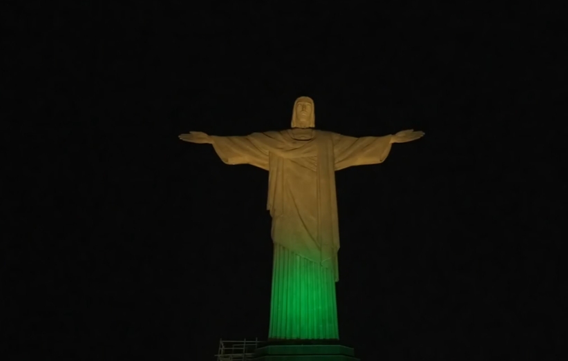 O Cristo Redentor também se ilumina para eventos esportivos. Em agosto de 2022, ficou verde e amarelo, marcando os 100 dias para a Copa do Mundo do Qatar. 