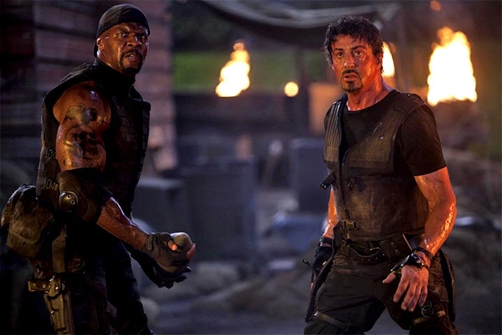O sucesso se manteve nos anos 2010, quando o ator reuniu um elenco de lendas da ação em “Os Mercenários”, franquia repleta de homenagens, inclusive a Harrison Ford, e com três sequências até hoje. 
 Reprodução: Flipar