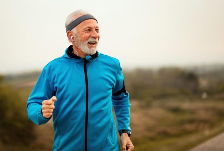 Paralelamente, mudanças de hábitos, como atividade física, evitar exposição a telas durante à noite e horários regulares para dormir, podem ajudar. Reprodução: Flipar