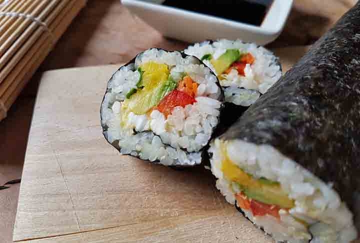  Fundamental na culinária japonesa, é a base para pratos como sushi. Sua popularidade estende-se a outras regiões asiáticas, combinando com pratos orientais. Reprodução: Flipar