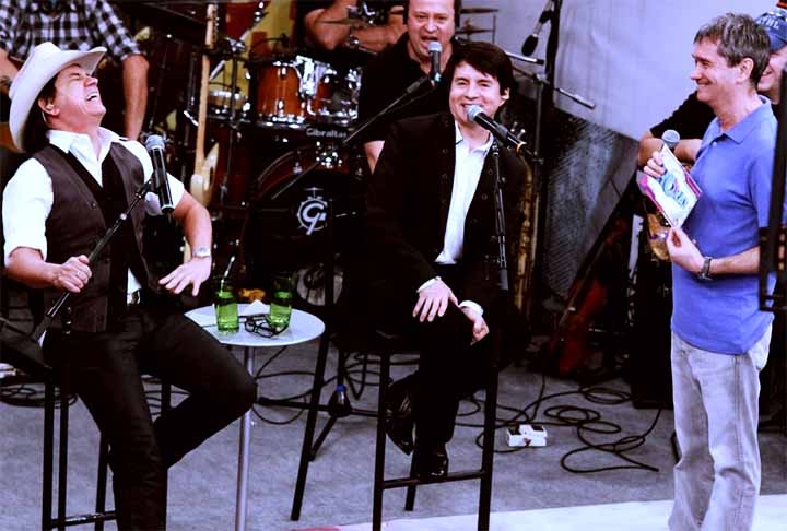 Entre faixas inéditas e regravações, o disco tem Chitãozinho e Xororó cantando “Bailes da Vida”, um clássico de Milton Nascimento, que “retribui” interpretando “Evidências”. 
 Reprodução: Flipar