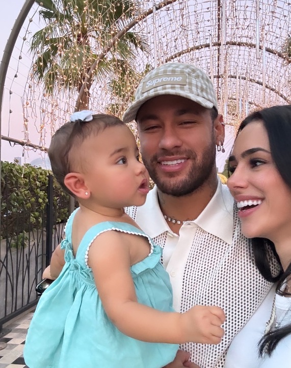 Bruna Biancardi com Neymar e Mavie Reprodução: Instagram