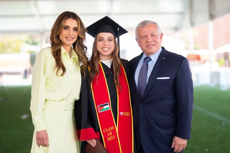 Princesa Salma da Jordânia - Filha da rainha Rania e do rei Abdullah II da Jordânia, a princesa Salma é uma das figuras mais admiradas do Oriente Médio. Estudiosa e ativa, ela se dedica a causas de educação e cultura. Embora não esteja na linha de sucessão, continua sendo uma importante figura pública. Reprodução: Flipar