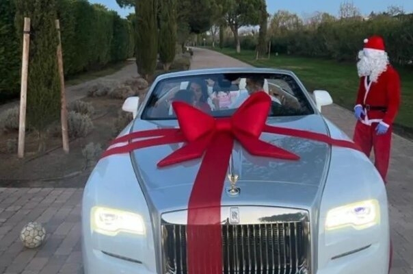 Outro Rolls Royce de sua coleção é o modelo Phantom, um carro avaliado em 3,4 milhões de reais que Cristiano Ronaldo ganhou de sua esposa em 2022. Foto: Reprodução/Instagram Reprodução: Jogada10