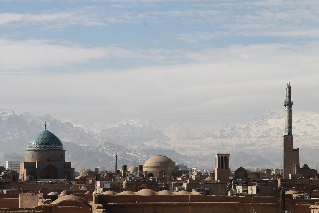 Irã (Antiga Pérsia) - 87 milhões de habitantes. Capital:  Teerã
