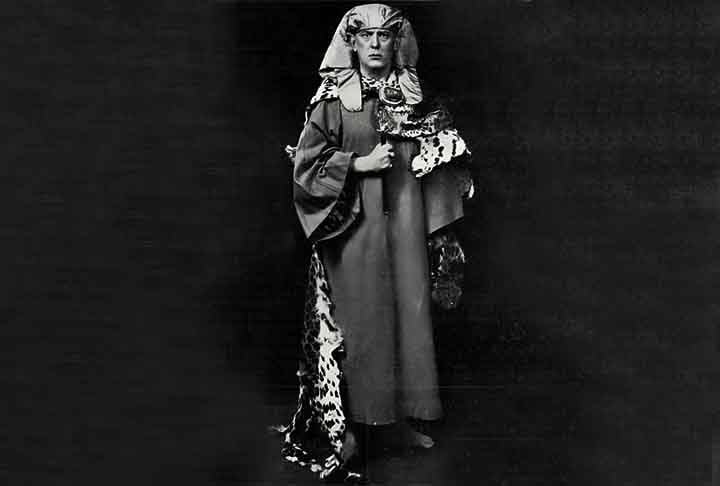 Aleister Crowley (Ocultismo Moderno) - Ocultista britânico do século XX, fundador da religião de Thelema. Ele se autointitulava “A Grande Besta” e escreveu extensivamente sobre rituais de magia, astrologia e misticismo. Crowley é uma figura controversa, mas influente no ocultismo moderno, inspirando várias práticas esotéricas até hoje.
 Reprodução: Flipar