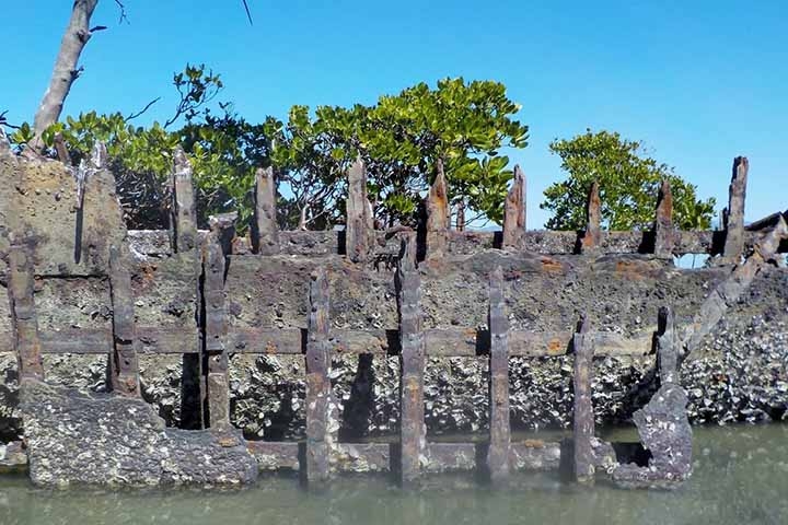 As tentativas nos anos seguintes de rebocar a pesada estrutura foram vãs devido a obstáculos naturais, como ciclones, e também por eventos históricos. Assim, os restos do navio, já em processo de desintegração, acabaram abandonados. 
 Reprodução: Flipar