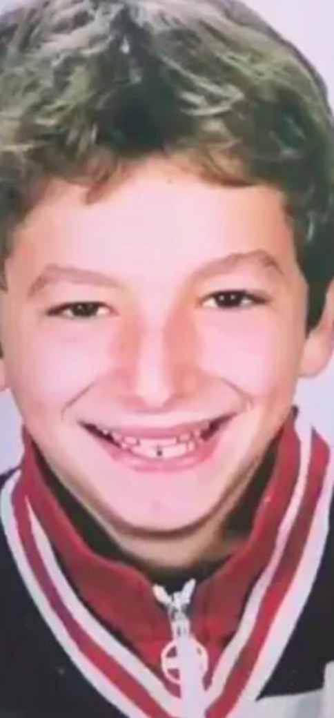 Olha como ele era quando menino. O “homem-alienígena” tem mais de 1,3 milhão de seguidores no Instagram, no qual compartilha várias imagens dos procedimentos e fala abertamente sobre seu projeto de se tornar um extraterreste. Reprodução: Flipar