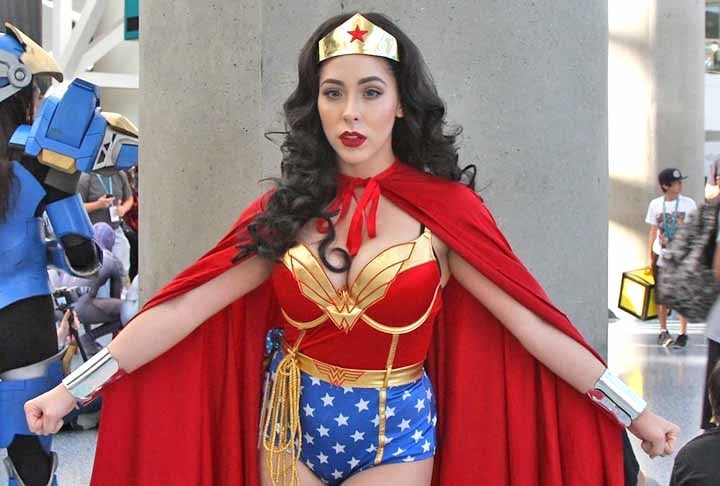 Uma pessoa que se veste de Mickey, por exemplo, pode ser confundida pelos visitantes como sendo o verdadeiro personagem do local. Existe uma exceção para eventos especiais, como o Halloween. Reprodução: Flipar