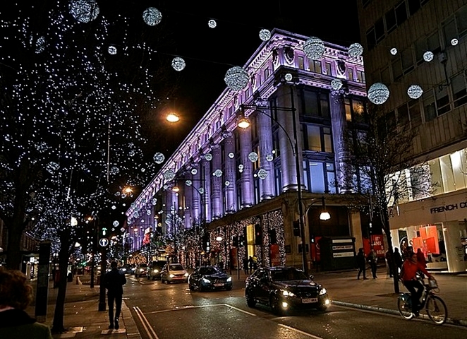 A tradicional e moderna Londres, na Inglaterra, recebe decorações grandiosas nos palácios, lojas e equipamentos urbanos no Natal. A solidão das iluminadas ruas (ao contrário de Nova York) por causa das celebrações familiares é um atrativo a mais. Reprodução: Flipar