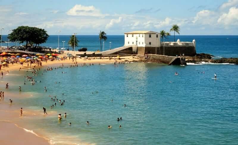Praia do Porto da Barra foi eleita pelo The Guardian como a 3ª melhor praia do mundo. Foto: Dicas do Nosso Brasil/Reprodução