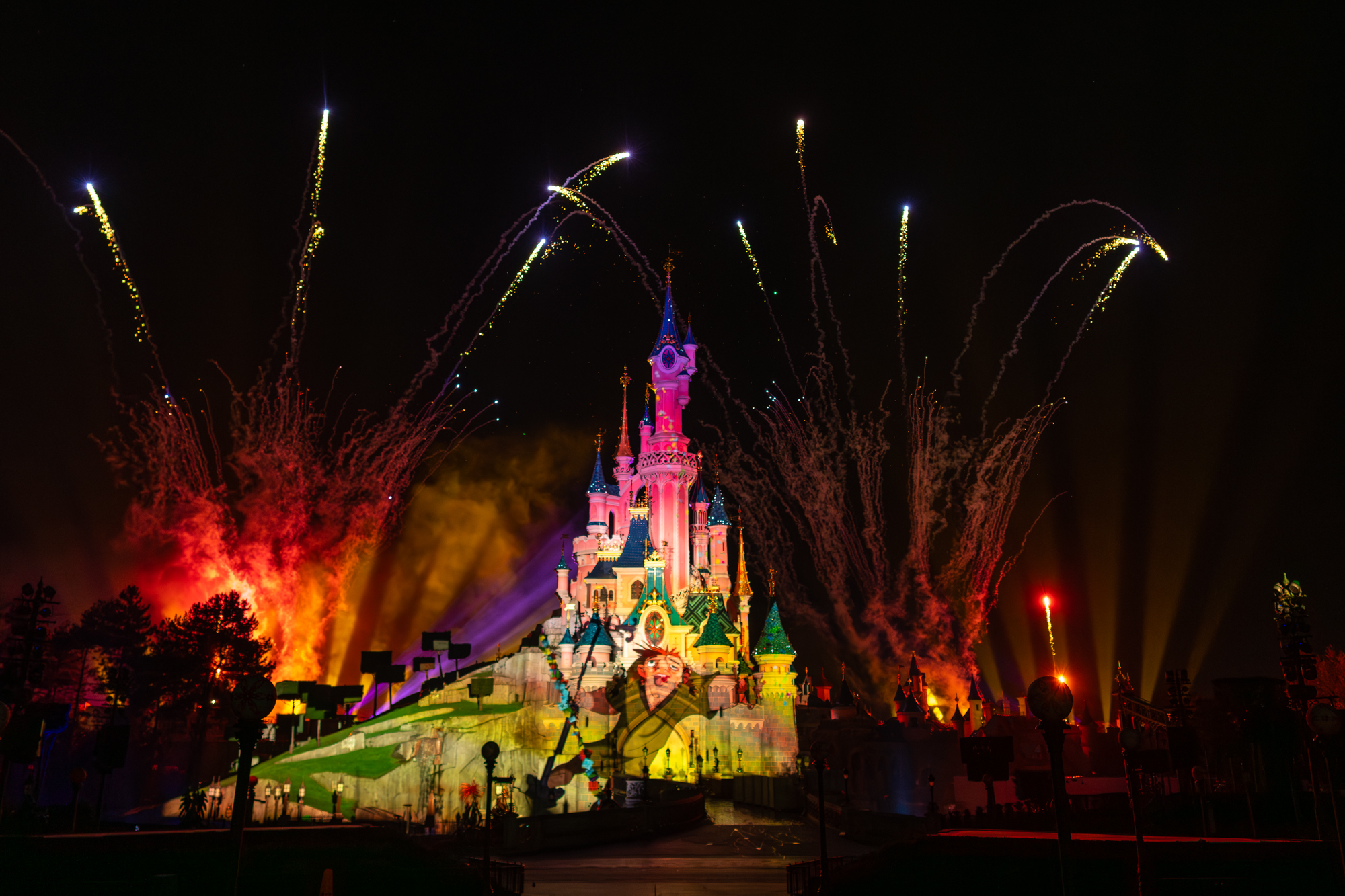 Disneyland de Paris celebra reabertura da Catedral de Notre Dame com montagem de "O Corcunda de Notre Dame" Divulgação