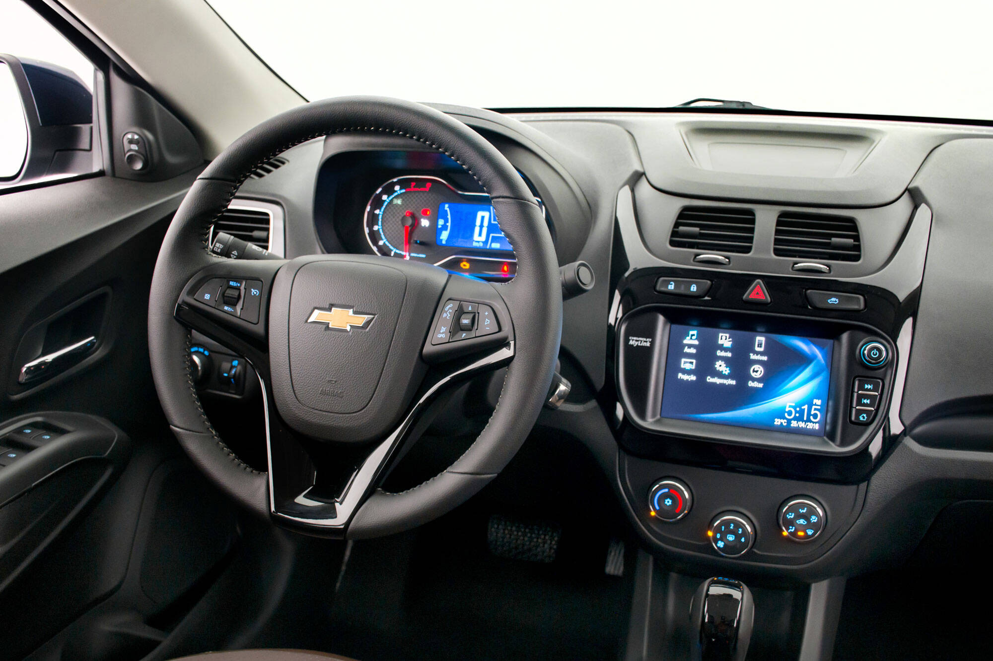 Reestilzado há pouco tempo, o Chevrolet Cobalt passou pela mesma mudança que a Chevrolet Spin: mais leve, motor 1.8 mais econômico e câmbio manual de seis marchas.. Foto: Divulgação/General Motors