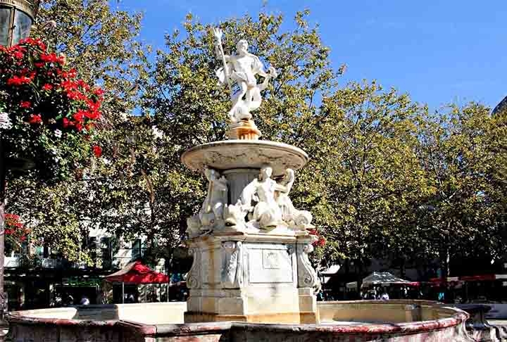 CARCASSONE  - Está  na cidade medieval de Carcassonne, na região de Occitânia, no sul da França. Construido no século 12, fica na praça principal dentro da cidadela, cercado por muralhas históricas e perto de outras atrações turísticas, como o Castelo de Carcassonne. Tem arquitetura que reflete a beleza gótica e elementos do estilo românico. Reprodução: Flipar