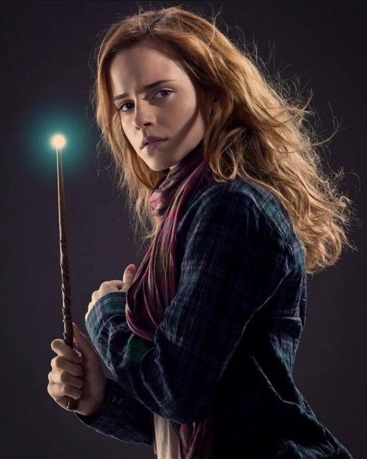  A atriz construiu um marco e conquistou uma legião de fãs na pele da sempre dedicada e superinteligente e perspicaz Hermione Granger.