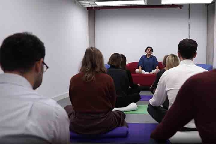 Instrutores de meditação mindfulness empresarial - São profissionais que oferecem treinamento desse tipo de meditação em ambientes corporativos. Além disso, esses profissionais visam a melhorar a produtividade e o bem-estar dos funcionários. Reprodução: Flipar