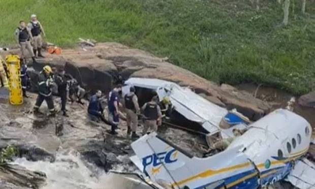 O piloto conseguiu manobrar a aeronave e pousou na margem de uma cachoeira, mas não foi o suficiente para que passageiros sobrevivessem. Foto: Reprodução