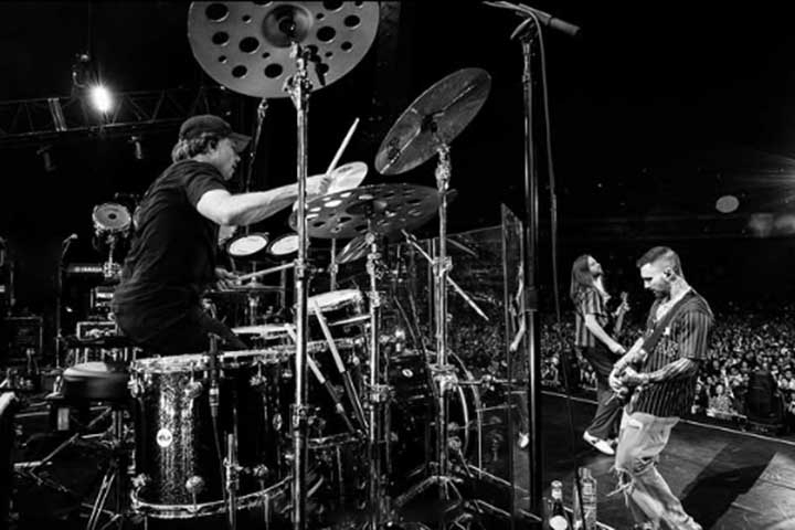 Em 2002, lançaram o álbum Songs About Jane, que se tornaria um marco na carreira da banda. Impulsionado pelos hits This Love e She Will Be Loved, o disco vendeu 11 milhões de cópias e colocou o Maroon 5 no centro da cena musical internacional.
 Reprodução: Flipar