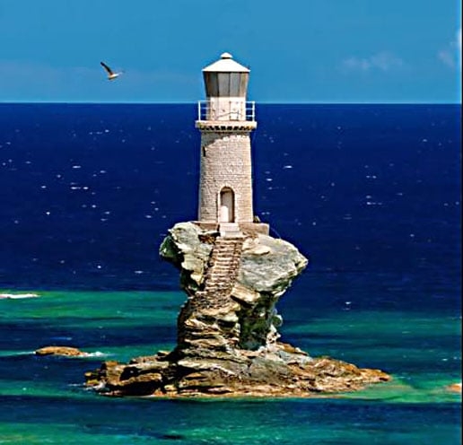 Farol de Tourlitis, Grécia - Construído em 1897, fica na costa de Chora, capital da ilha de Andros. O farol foi bombardeado na Segunda Guerra Mundial e, em 1994, foi restaurado. Reprodução: Flipar