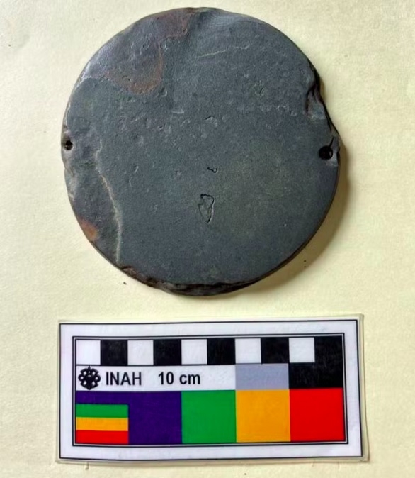 Também foram encontrados um caramujo perfurado, fragmentos de madeira carbonizada e discos de pedra. Reprodução: Flipar