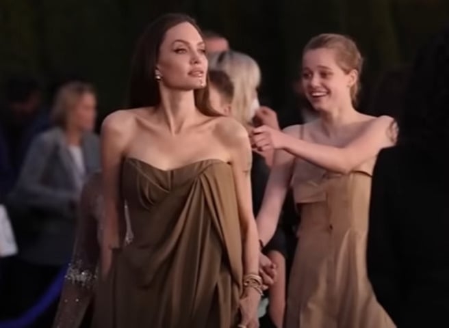 Em junho de 2024, Shiloh Jolie-Pitt, filha dos atores, entrou na justiça pedindo para remover o sobrenome do pai. Ela quer manter apenas o Jolie, da mãe (com ela na imagem). Na prática, Shiloh já vem usando apenas o sobrenome materno, mas agora quer oficializar a medida.  Reprodução: Flipar