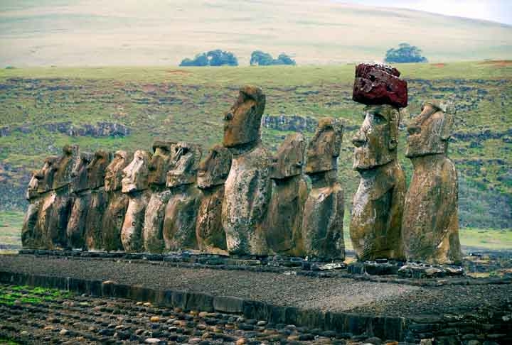 Declarado Patrimônio da Humanidade pela Unesco em 1995, o Parque Nacional Rapa Nui, na Ilha de Páscoa, é um dos mais lugares mágicos do mundo. Chega-se ao local em voo de 6h partindo de Santiago. Lá ficam mais de 800 estatuetas e grandes estátuas de pedra chamadas de Moai. Mistério sobre sua origem intriga. Reprodução: Flipar