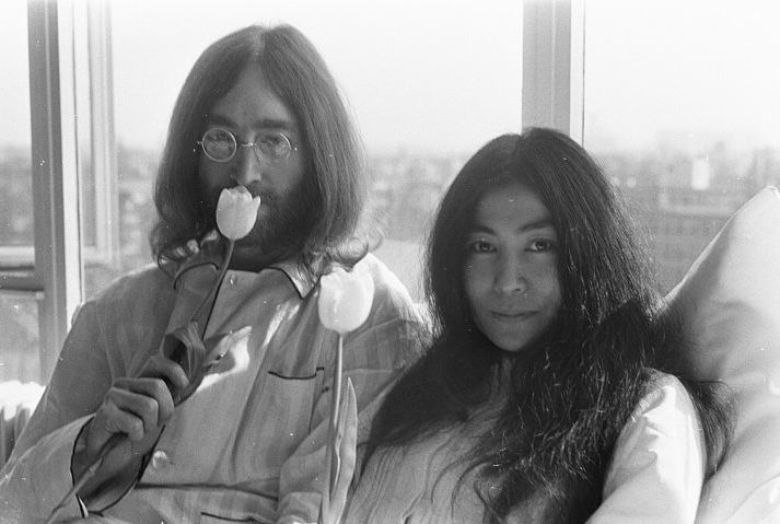 Lennon se casou duas vezes, primeiro com Cynthia Powell, com quem teve um filho, Julian, e depois com Yoko Ono (foto), com quem teve um filho, Sean.