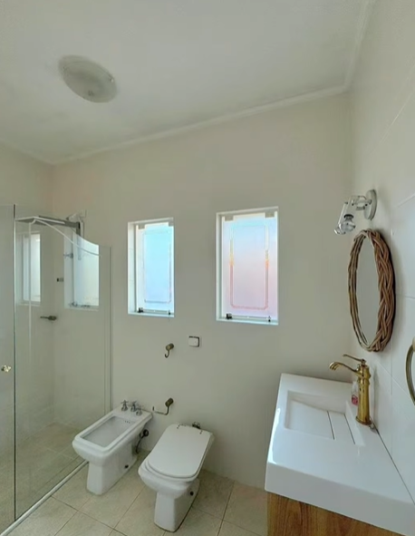 Banheiro da mansão de Monique Evans. Foto: Reprodução/ Instagram @pauladukkaimoveis