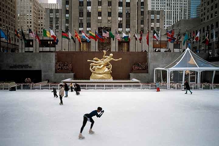 Na área chamada Midtown Manhattan está o Rockfeller Center, um complexo de edifícios com uma praça e uma grande pista de patinação.

 Reprodução: Flipar