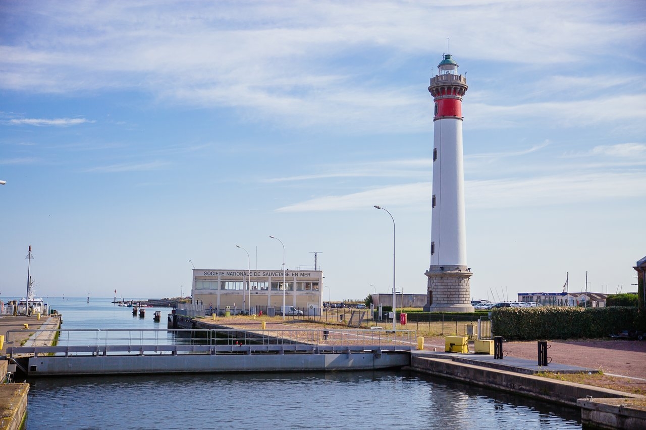 Farol de Ouistreham, França - Construído no início do século 20, foi automatizado nos anos 1990.  Tem famosas lentes Fresnel, que permitem ao farol retornar seus próprios feixes de luz. Tem 38m de altura e 171 degraus, na praia Ouistreham-Riva Bella, na Normandia.  Reprodução: Flipar