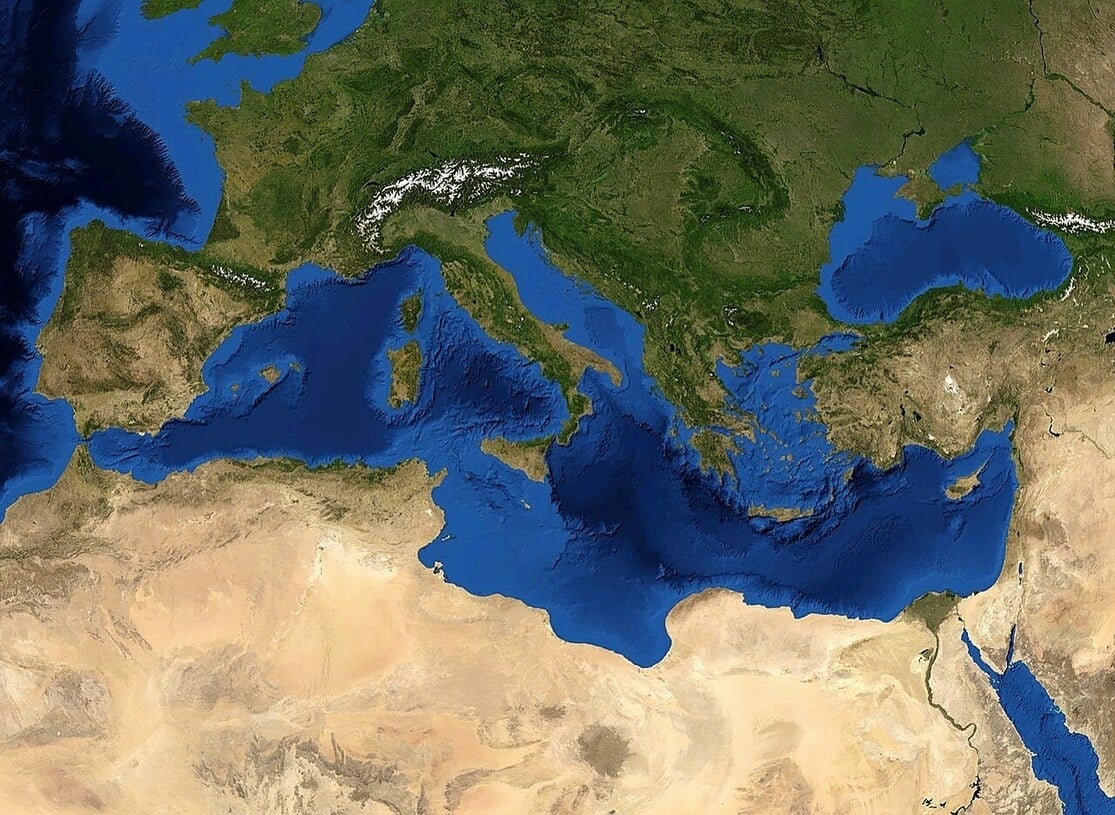 O Mediterrâneo é o maior mar do Atlântico e fica situado entre Europa, Ásia e África, cobrindo uma área de 2,5 milhões de km², estendendo-se do estreito de Gibraltar até a costa ocidental do Oriente Médio. Reprodução: Flipar