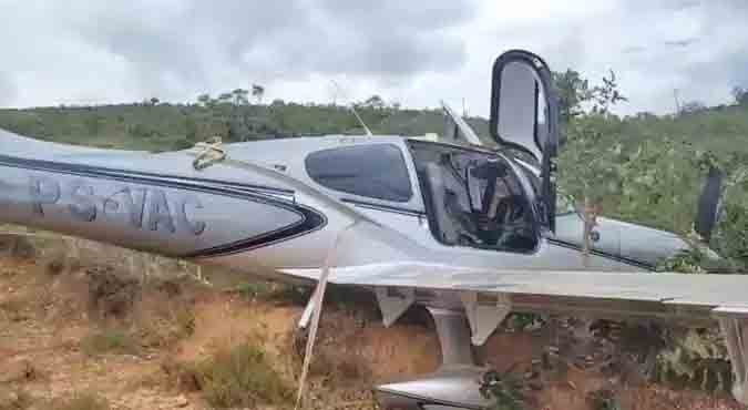 O modelo do avião é parecido com o que utilizou paraquedas em Massaranduba. 