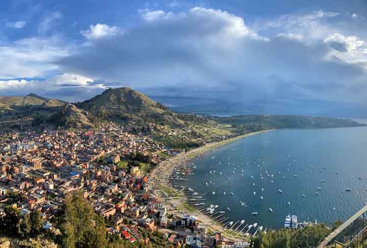 O Lago Titicaca é o lago navegável mais alto do mundo, situado a 3.821 metros acima do nível do mar, na fronteira entre o Peru e a Bolívia. Reprodução: Flipar