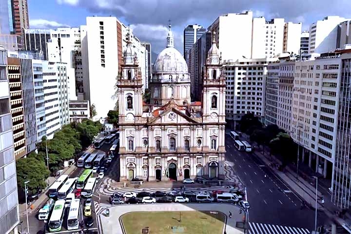 Com uma rica arquitetura, a Candelária guarda também um importante museu de arte sacra, com obras de valor inestimável. 
 Reprodução: Flipar
