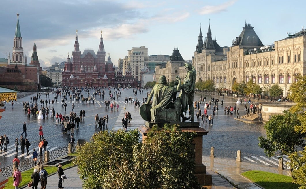 Praça Vermelha – Moscou, Rússia
Criada no final do século XV, é rodeada por marcos como o Kremlin e a Catedral de São Basílio. Sua grandiosidade e importância histórica a tornam um símbolo russo. Além de bela, é palco de grandes eventos nacionais. Reprodução: Flipar