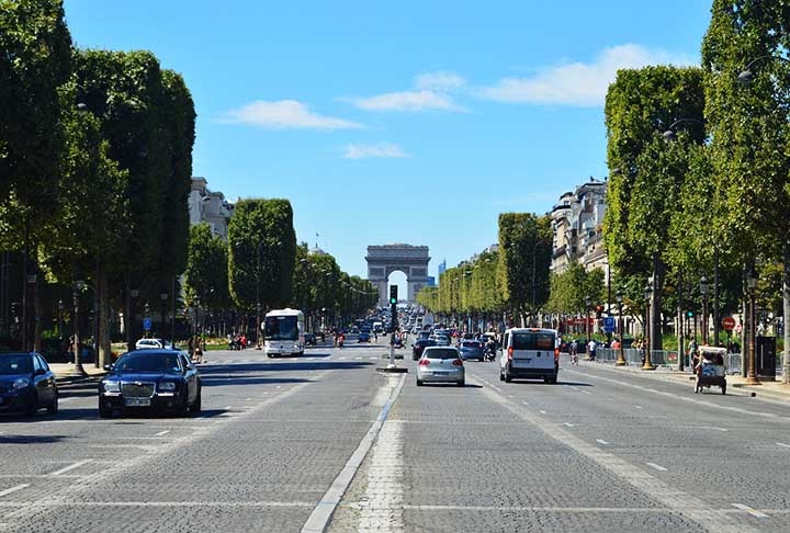 Localizado na Praça Charles de Gaulle, o monumento encontra-se na junção da avenida Charles de Gaulle com a famosa Champs-Élysées. 
 Reprodução: Flipar
