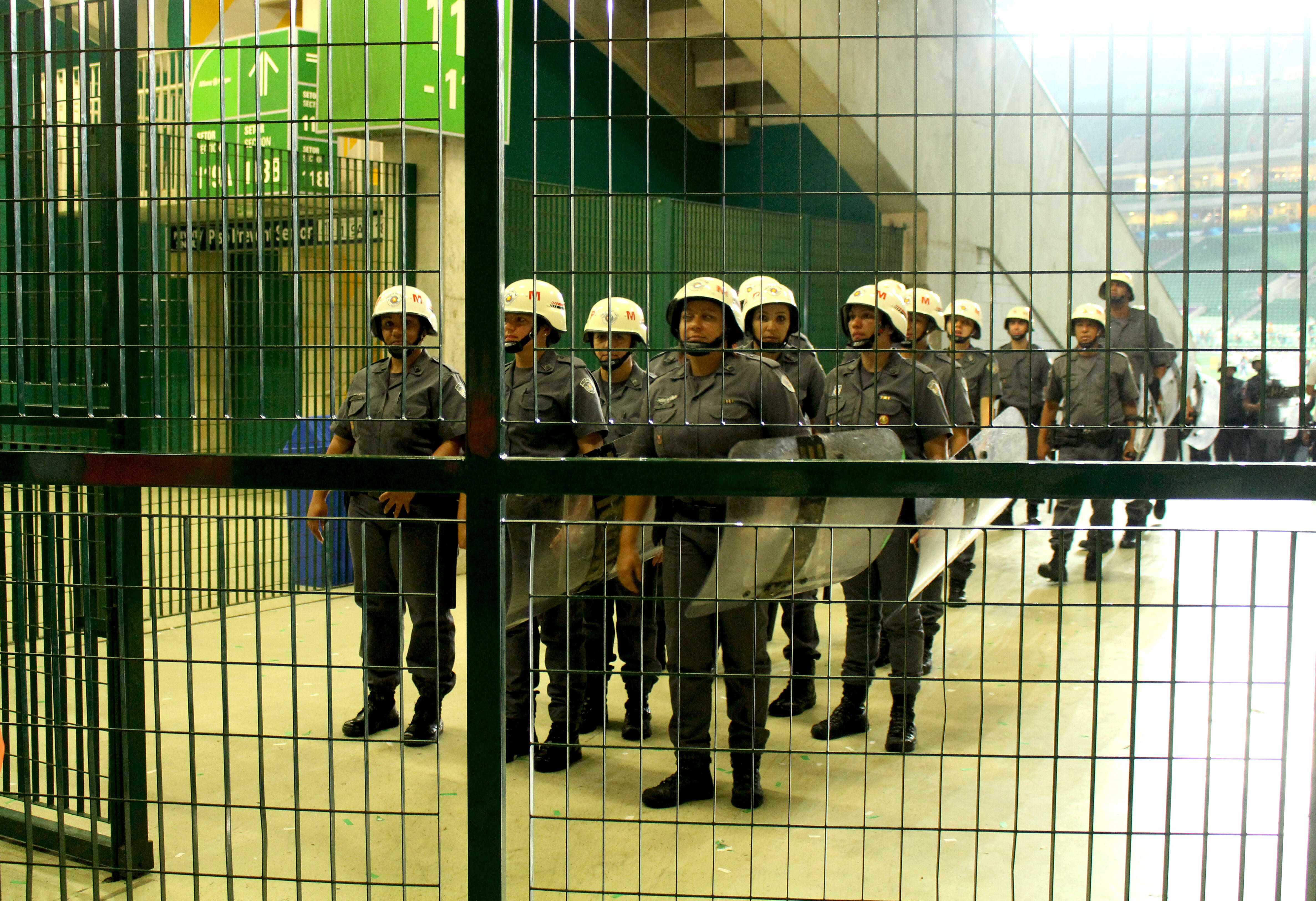 Fim de jogo, as policias que estavam no campo deixam seus postos. Foto: Aretha Martins