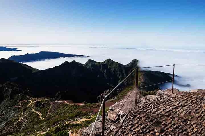 A Ilha da Madeira, parte do Arquipélago da Madeira, é um dos destinos mais encantadores de Portugal, famosa por suas paisagens exuberantes e clima ameno durante o ano todo.  Reprodução: Flipar