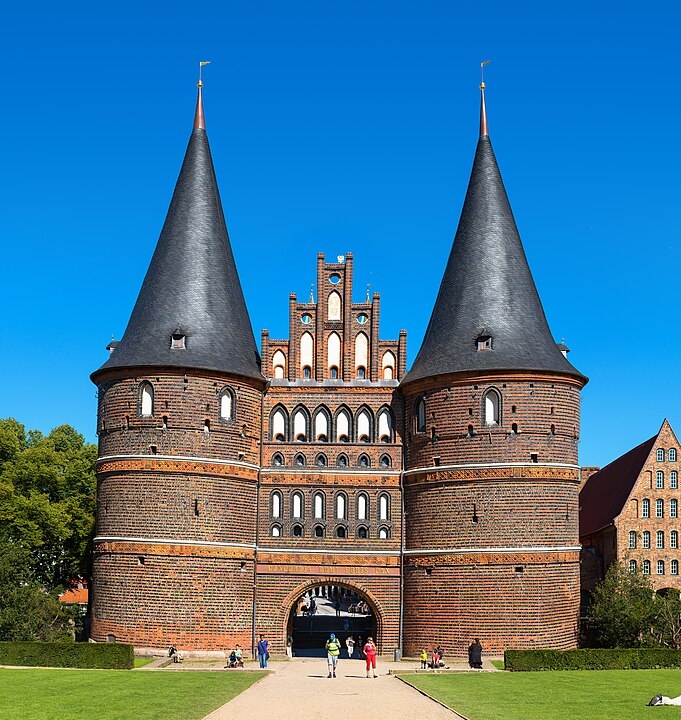 PORTÃO HOLSTENTOR – LUBECA, ALEMANHA
Construído no século XV, servia de fortificação e entrada para a cidade. É um ícone do comércio hanseático medieval.
 Reprodução: Flipar