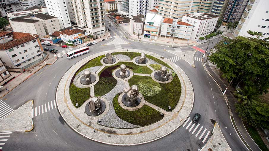 A Praça da Paz, em Praia Grande, homenageia grandes nomes mundiais. Foto: Divulgação/PMPG 19.12.2022