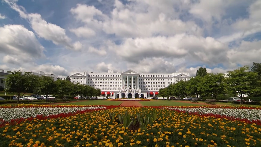 O resort de luxo, Greenbrier, na cidade de White Sulphur Springs, em Virgínia, nos Estados Unidos acomodava um antigo esconderijo do governo nacional. A estrutura foi encomendada pela Casa Branca, em 1958, com o intuito de se precaver ao holocausto nuclear  Reprodução: Flipar