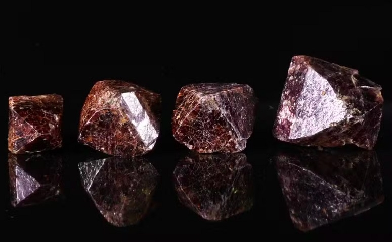 Foram encontrados minerais deformados, como o zircão, o que confirmou a origem da cratera. Reprodução: Flipar