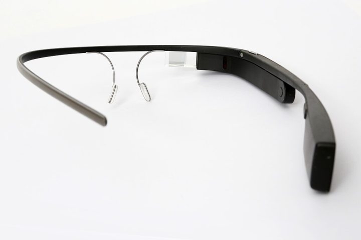 Em 2014, a Google lançou o Google Glass voltado para consumo geral, mas o dispositivo fracassou por conta de limitações técnicas e preocupações com privacidade.  Reprodução: Flipar