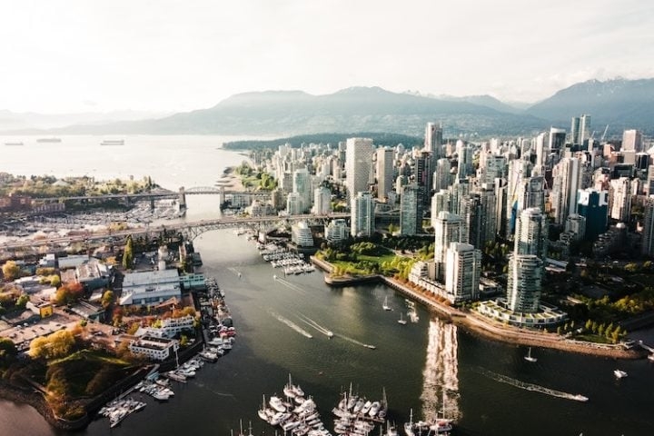 Além disso, Vancouver é famosa por sua qualidade de vida, sendo frequentemente classificada como uma das melhores cidades para se viver no mundo.  Reprodução: Flipar
