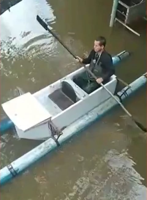 Segundo o portal g1, o morador de Canoas, região metropolitana de Porto Alegre, está acostumado a usar um caiaque em situações de enchente, mas a embarcação estava em más condições.