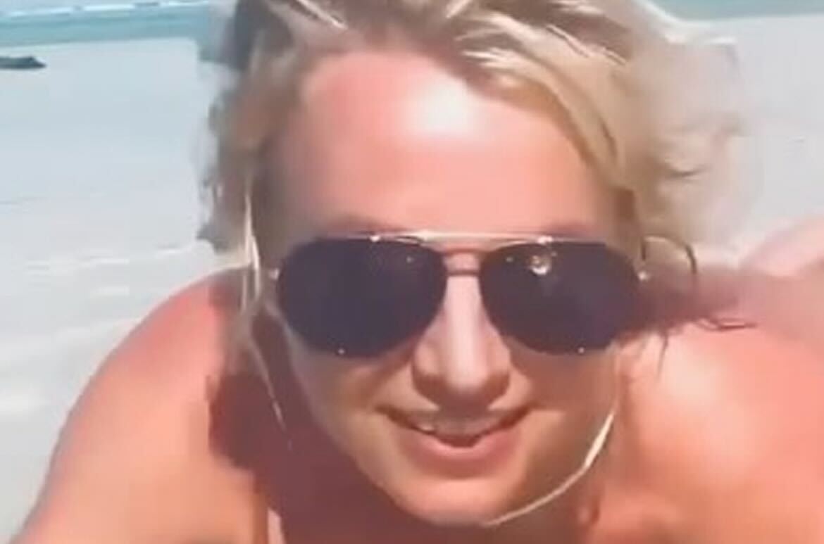 Britney Spears surge completamente nua em vídeo na praia. Foto: Reprodução Instagram - 23.5.2024