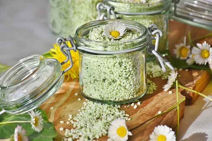 Também comum nas versões desidratado ou picado com ervas, o alho é sempre aquele trunfo na hora de dar um sabor especial no almoço ou no jantar. Pode ser utilizado como um “substituto” do sal refinado, trazendo benefícios à saúde. Reprodução: Flipar